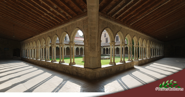 Abbayes et monastères en #TerresCathares (photographie de l'abbayes de Saint-Hilaire, Aude, Pays cathare : Philippe Contal, 2016)