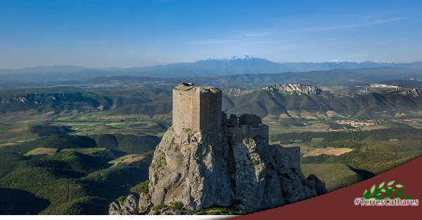 Châteaux et forteresses en #TerresCathares (photographie en drone du château cathare de Quéribus, Aude : Dron'Oc, 2019)