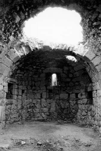 La Chapelle Sainte-Anne et son plafond avant réparation (Corbières, Aude, Pays cathare ; phototographie en noir et blanc : Philippe Contal, 1995)