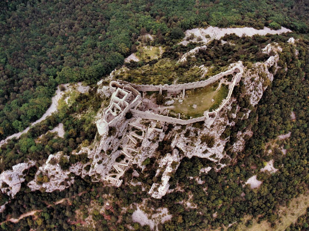 Le château cathare de Puilaurens vu du ciel en vertical (photographie : Phiilppe Contal, 1997)