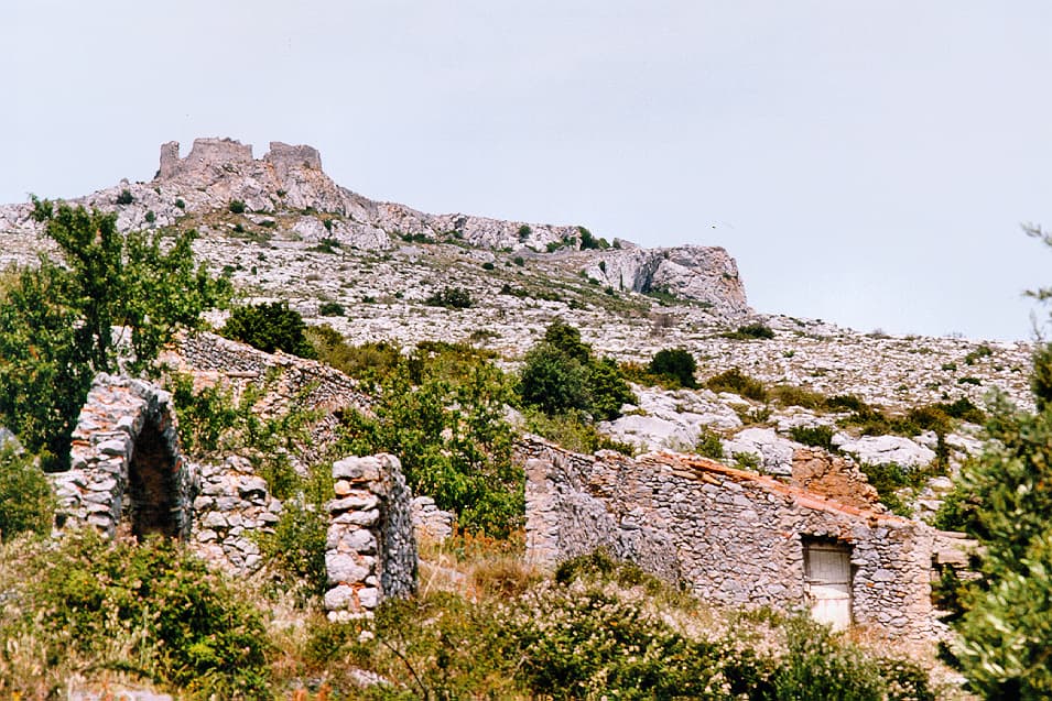Vue en contreplongée de la citadelle d'Opoul (Pyrénées Orientales ; photographie : Philippe Contal, 1997)