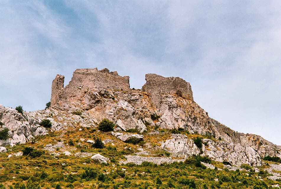 Vue en contreplongée de la citadelle d'Opoul (Pyrénées Orientales ; photographie : Philippe Contal, 1997)