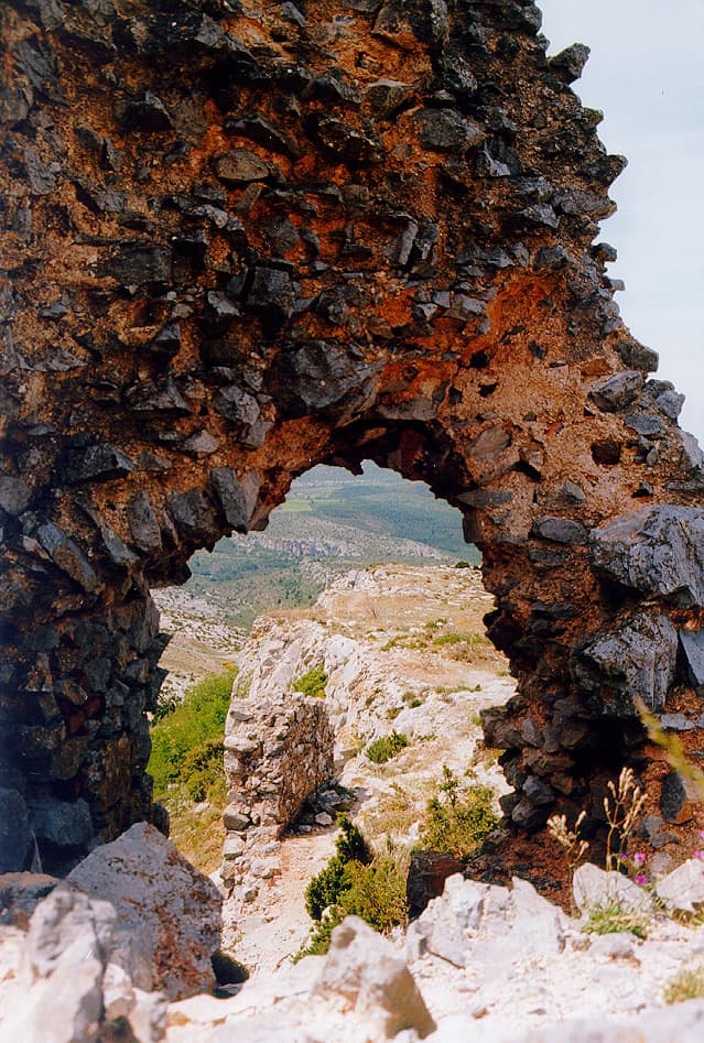 Vue depuis les ruines du château d'Opoul (Péyrénes Orientales ; photographie : Philippe Contal, 1997)