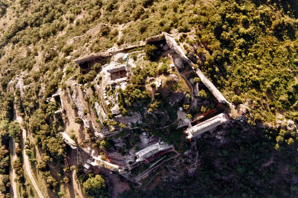 Vue aérienne du château cathare de Termes (Termenès, Corbières, Aude, pays cathare ; photographie : Philippe Contal, 1997)