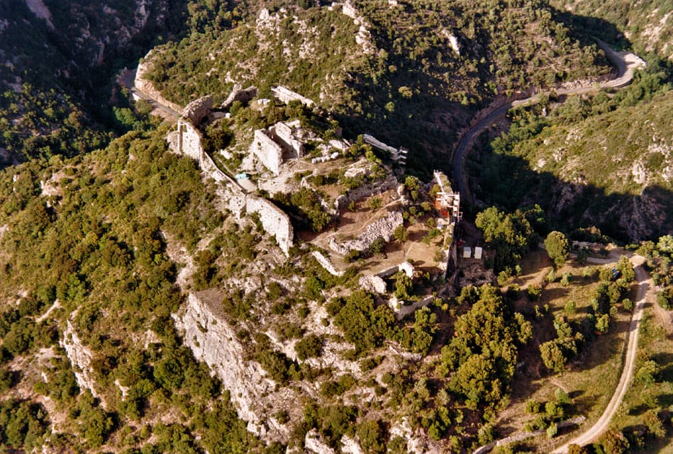 Vue aérienne du château cathare de Termes (Termenès, Corbières, Aude, pays cathare ; photographie : Philippe Contal, 1997)