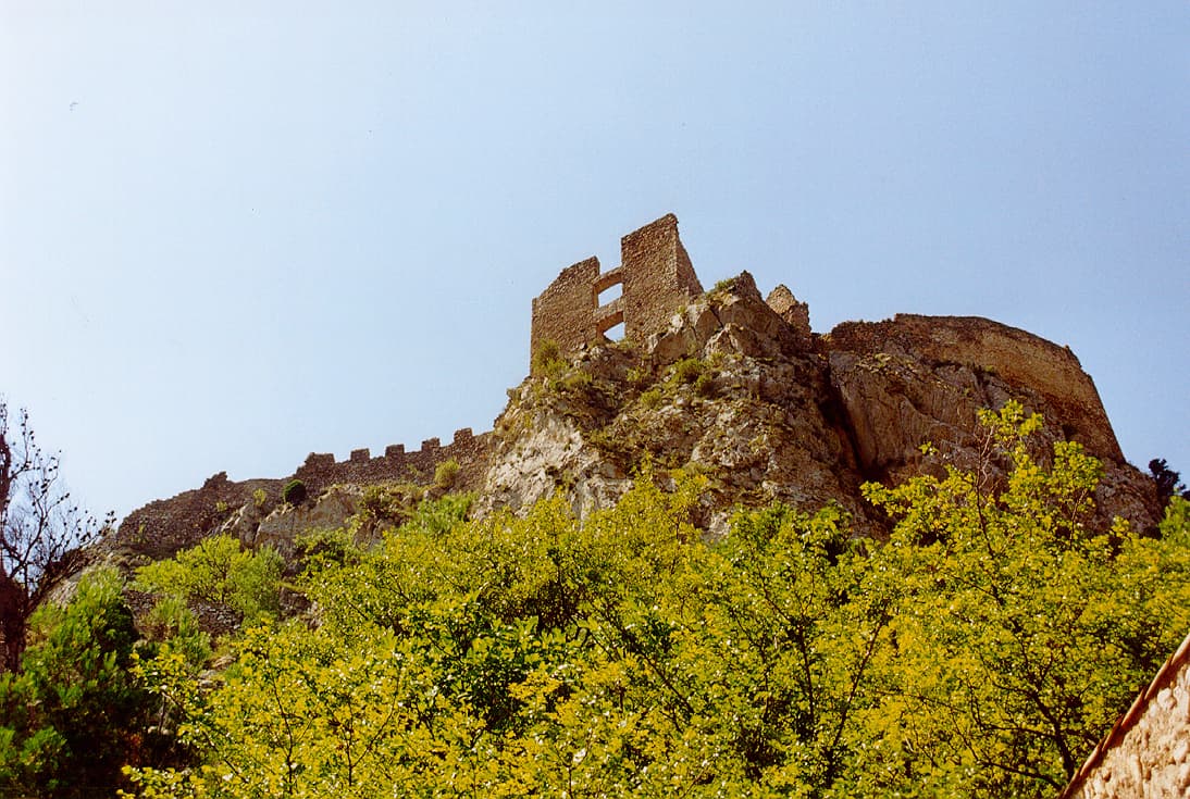 Le château de Padern en contreplongée depuis le village (Aude, pays cathare ; photographie : Philippe Contal, 1997)