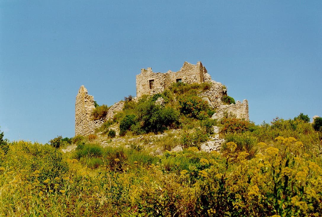 Arrière du château de Padern depuis le chemin d'accès (Aude, pays cathare ; photographie : Philippe Contal, 1997)
