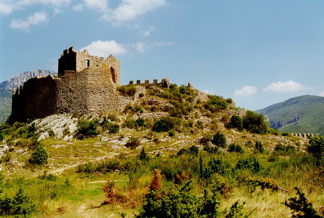 Vue depuis l'arrière du château de Padern (Aude, pays cathare ; photographie : Philippe Contal, 1997)
