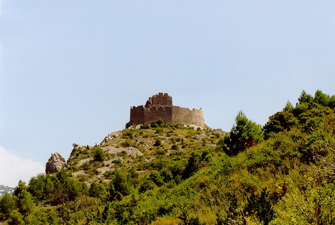 Vue en contreplongée du château de Padern, depuis le Sentier cathare (Aude ; photographie : Philippe Contal, 1997)