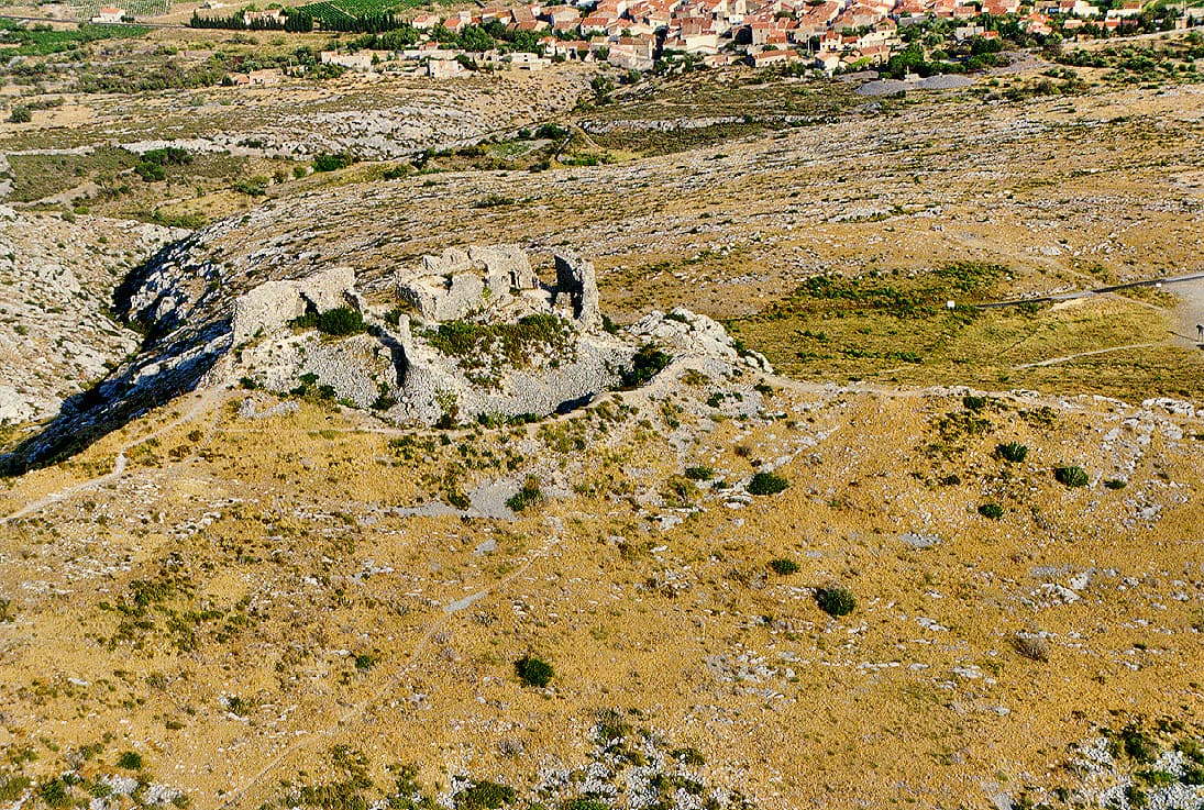 Vue aérienne des ruines du château d'Opoul (Pyrénées Orientales ; photographie : Philippe Contal, 1998)