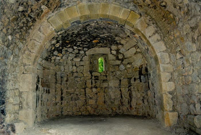 La chapelle Sainte-Anne et son plafond réparé (Aude, Corbières, Pays cathare ; photographie : Philippe Contal, 1999)