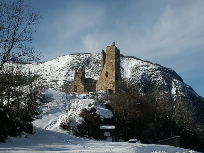 Le château de Miglos sous la neige (Ariège ; photographie : Philippe Contal, 2003)