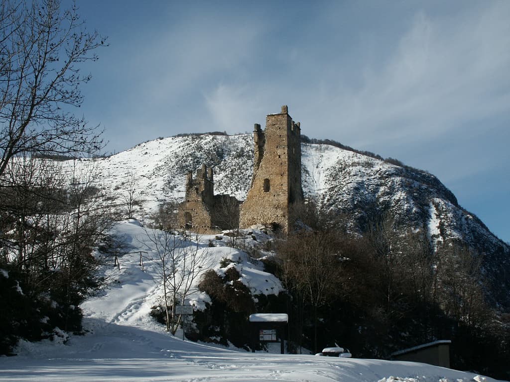 Le château de Miglos sous la neige (Ariège ; photographie : Philippe Contal, 2003)
