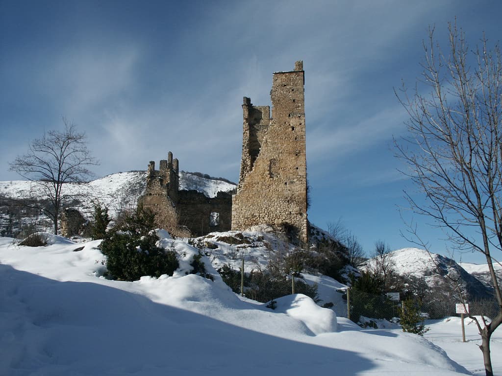 Le château de Miglos sous la neige (Ariège ; photographie : Philippe Contal, 2003)