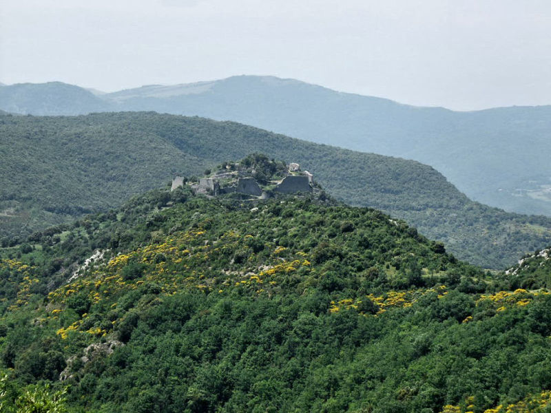 La citadelle de Termes dans son écrin de végétation de montagne (Termenès, Corbières, Aude, Pays cathare ; photographie : Philippe Contal, 2003)