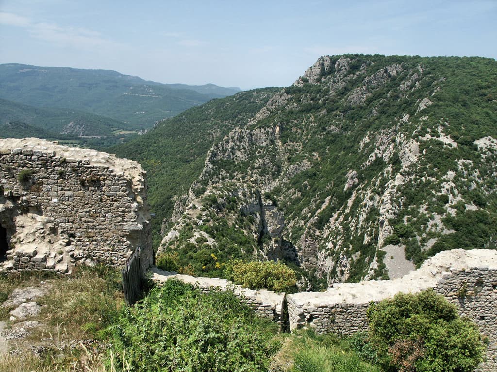 Fortification et Corbières, château de Termes (Termenès, Corbières, Aude, Pays cathare ; photographie : Philippe Contal, 2003)