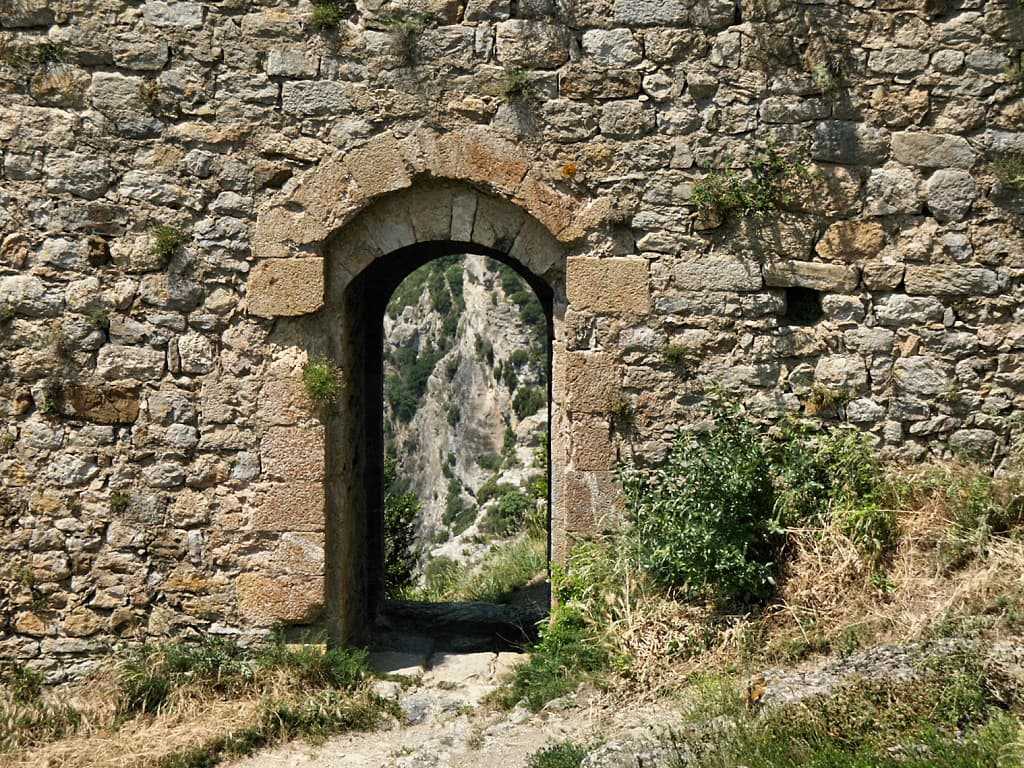 Porte romane dans un mur du château de Termes (Termenès, Corbières, Aude, Pays cathare ; photographie : Philippe Contal, 2003)