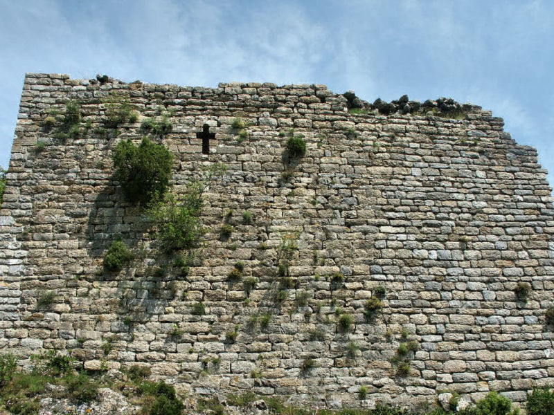Fenêtre cruciforme caractéristique de la chapelle du château de Termes (Termenès, Corbières, Aude, Pays cathare ; photographie : Philippe Contal, 2003)