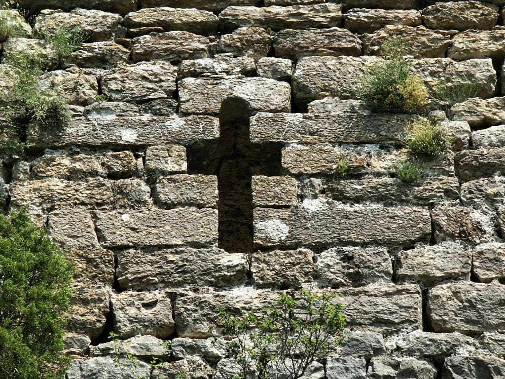 Vue extérieure de la fenêtre cruciforme caractéristique de la chapelle du château de Termes (Termenès, Corbières, Aude, Pays cathare ; photographie : Philippe Contal, 2003)