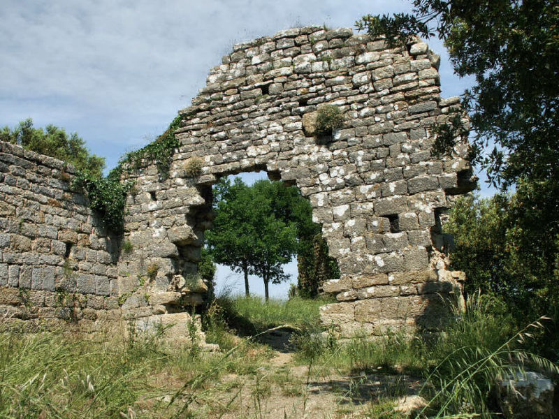 Ouverture dans un mur du château de Termes (Termenès, Corbières, Aude, Pays cathare ; photographie : Philippe Contal, 2003)