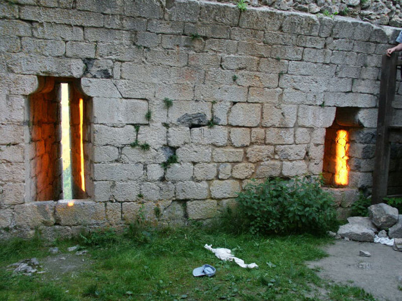 Les archères du donjon de Montségur au moment du solstice d'été (photographie : Philippe Contal, 2003)