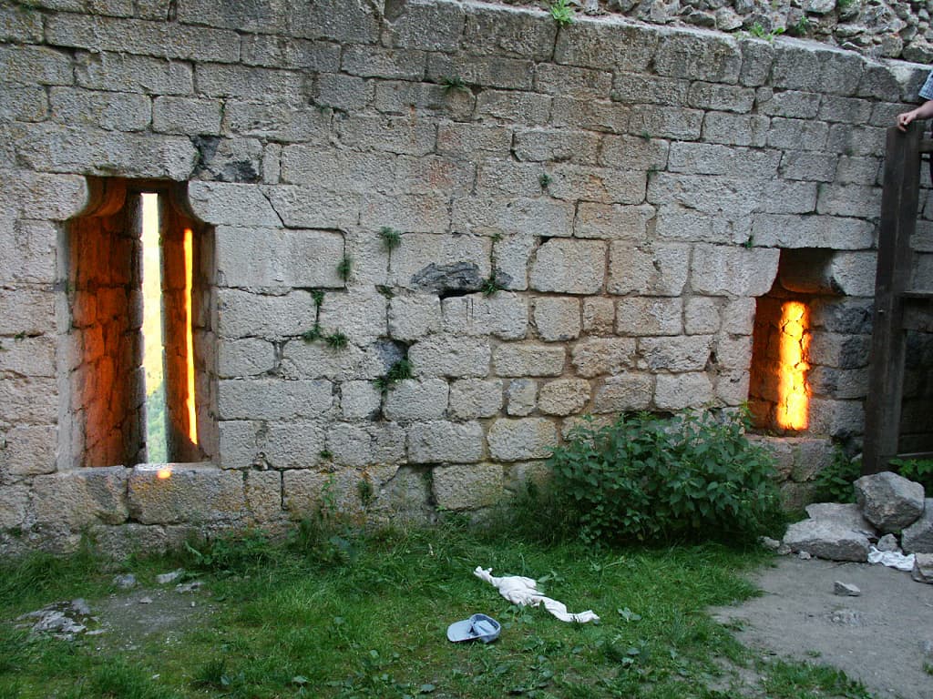 Les archères du donjon de Montségur au moment du solstice d'été (photographie : Philippe Contal, 2003)