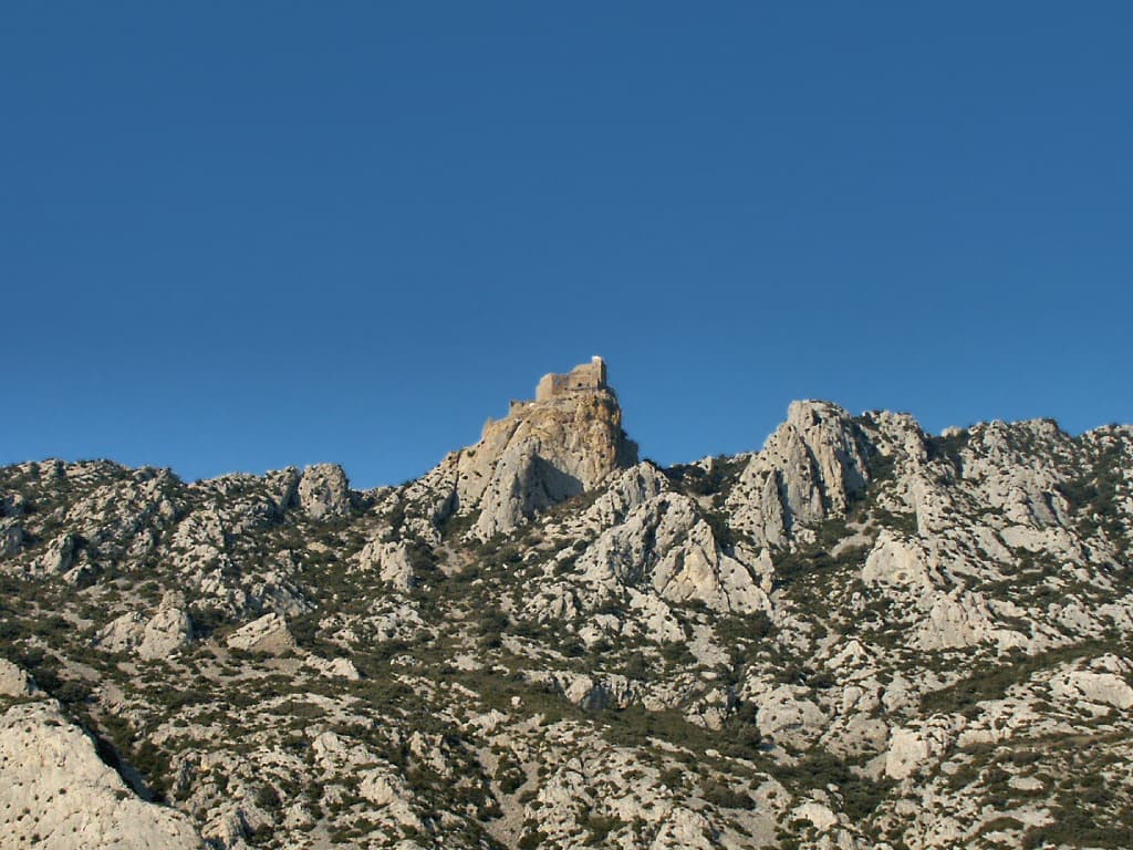 Le château cathare de Quéribus (Cobières) depuis la route qui relie Cucugnan à Maury (Aude ; photographie : Philippe Contal, 2004)