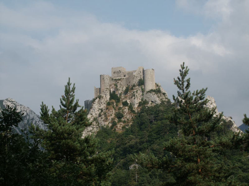 La citadelle de Puilaurens entourée de végétation de montagne (photographie : Philippe Contal, 2004)
