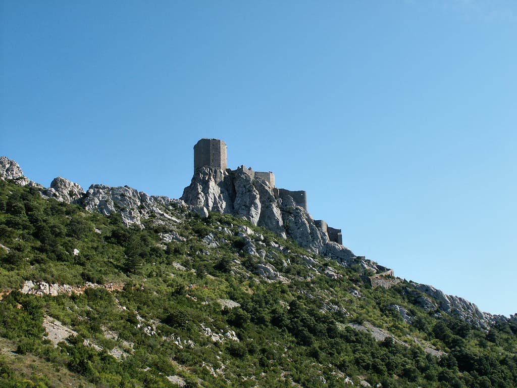 Le château cathare de Queribus depuis le parking en contrebas (Corbières, Aude ; photographie : Philippe Contal, 2004)