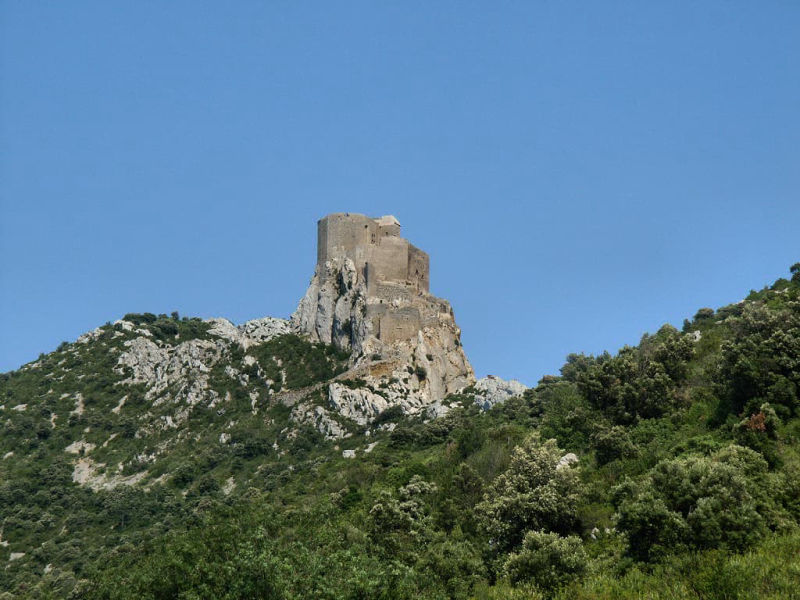 Le château cathare de Quéribus depuis la route d'accès (Corbières, Aude ; photographie : Philippe Contal, 2004)