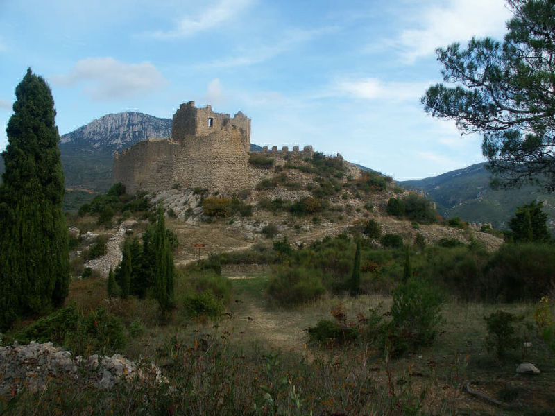 Vue arrière du château de Padern (Aude, Pays cathare ; photographie : Philippe Contal, 2004)