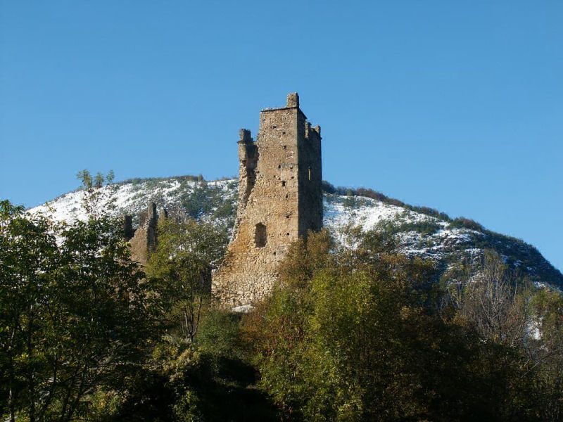 Le château de Miglos en automne (Ariège ; photographie : Philippe Contal, 2004)