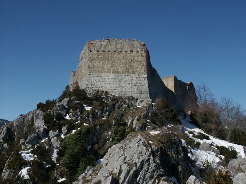 Le mur bouclier du Montségur (photographie : Philippe Contal, 2005)