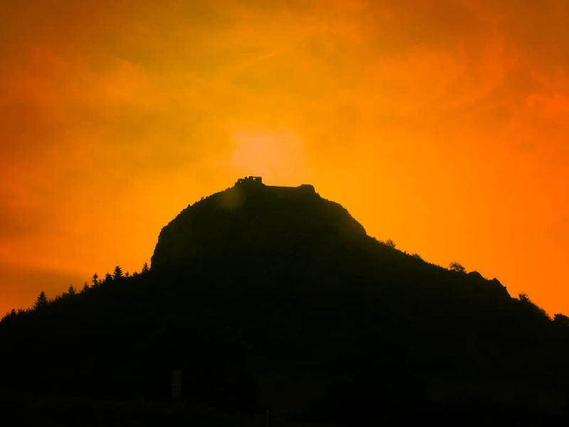 Contrejour au pied du château cathare de Montségur, Ariège (photographie : Philippe Contal, 2005)
