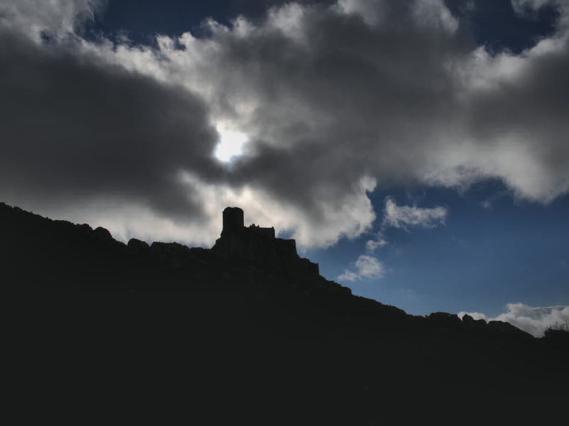 Citadelle de Quéribus en contrejour (Corbières, Aude ; photographie : Philippe Contal, 2008)