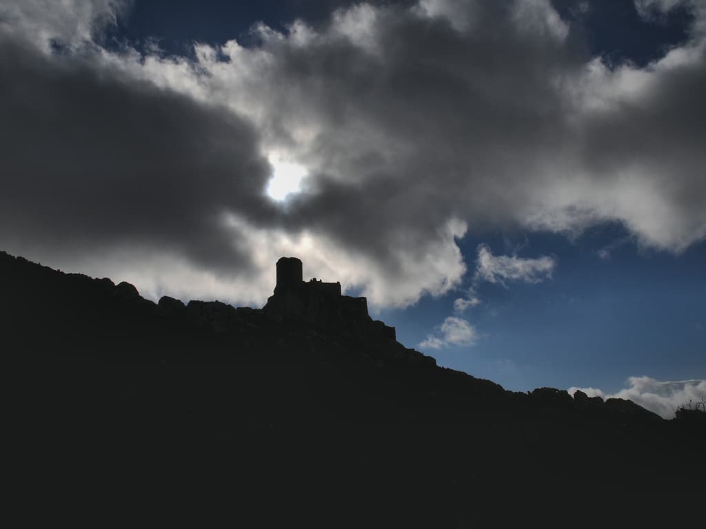 Citadelle de Quéribus en contrejour (Corbières, Aude ; photographie : Philippe Contal, 2008)