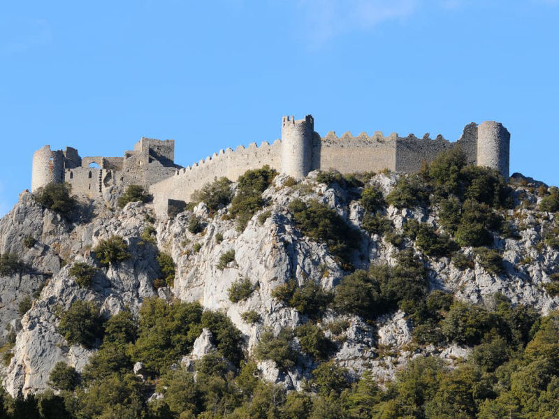 Vue d'ensemble de la citadelle du vertige de Puilaurens (Aude, Pays Cathare, Corbières ; Photographie : Philippe Contal, 2011)