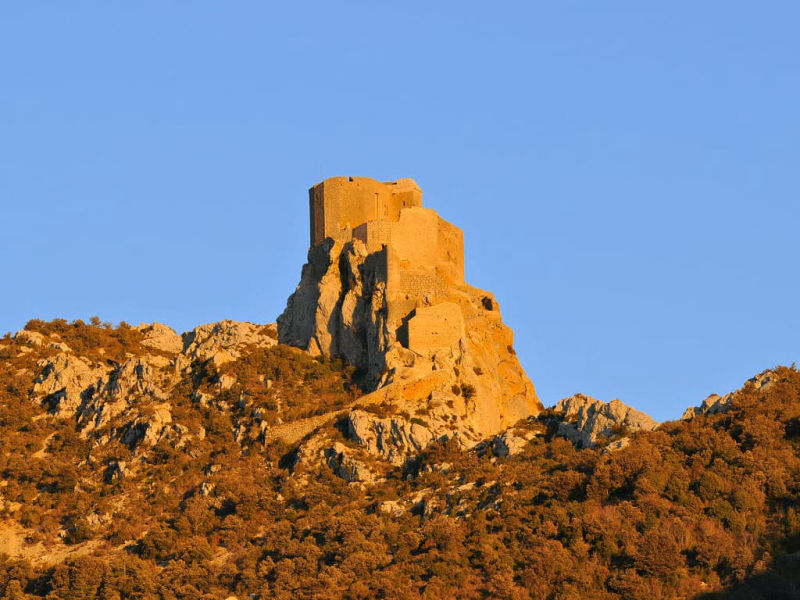 Le château cathare de Quéribus au moment du coucher du soleil (Corbières, Aude ; photographie : Philippe Contal, 2011)