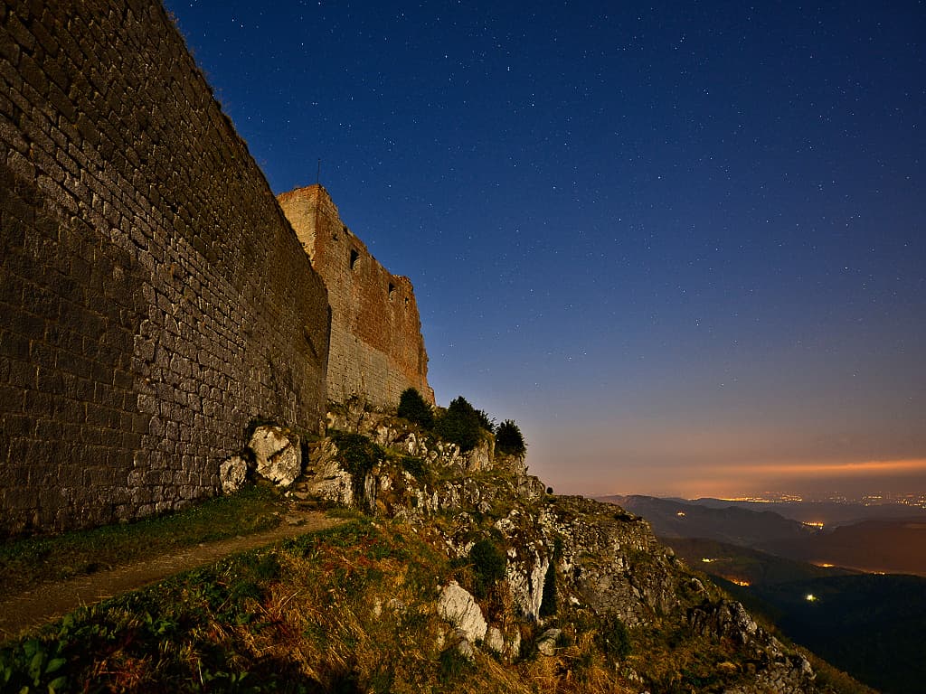 Château de Montségur et village médiéval (photographie nocturne : Philippe Contal, 2013)