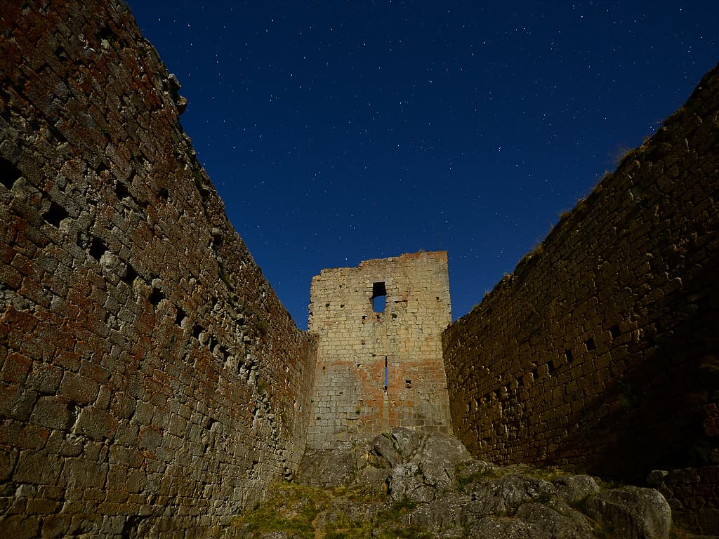 Vue nocturne de la cour et du donjon du château ce Motnségur, Ariège (photographie : Philippe Contal, 2013)