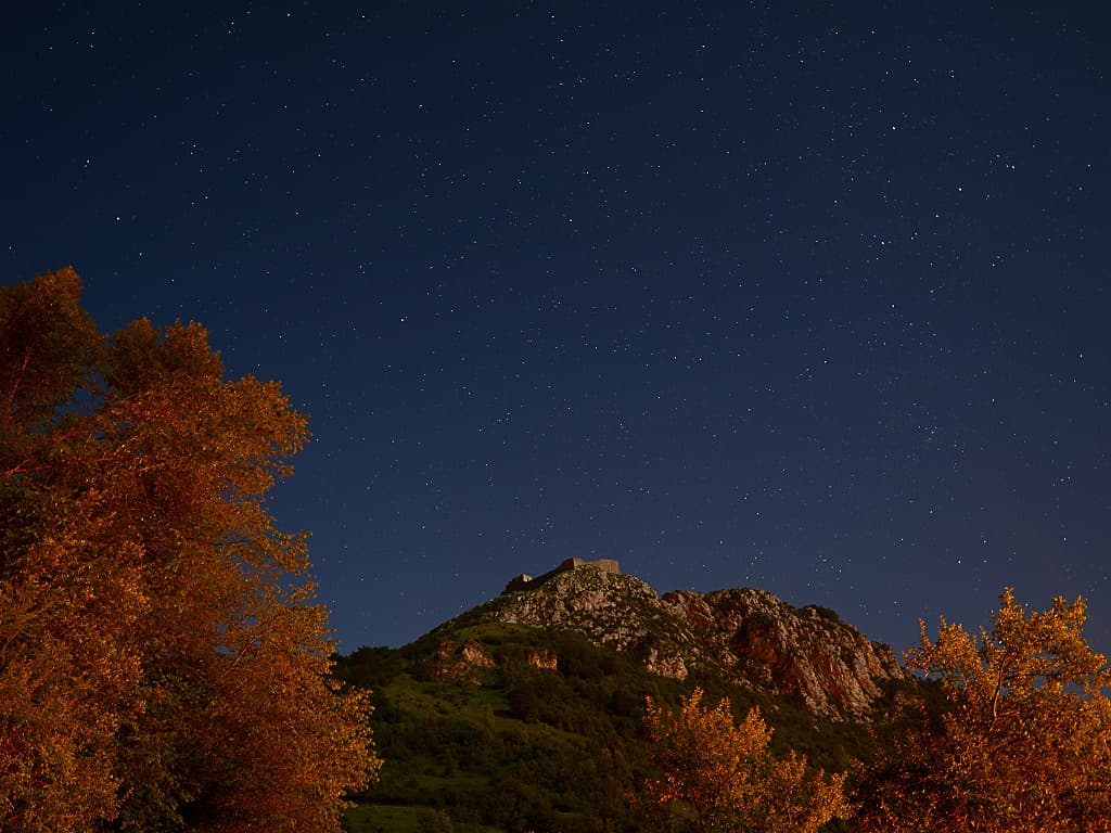 Le château cathare de Montségur, vu depuis le village pendant une nuit d'été (photographie : Philippe Contal, 2013)