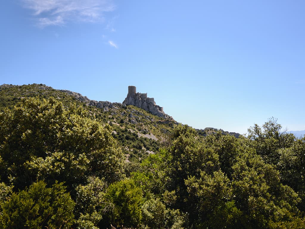 Le château cathare de Quéribus depuis le haut du parking (Corbières, Aude ; photographie : Philippe Contal, 2013)