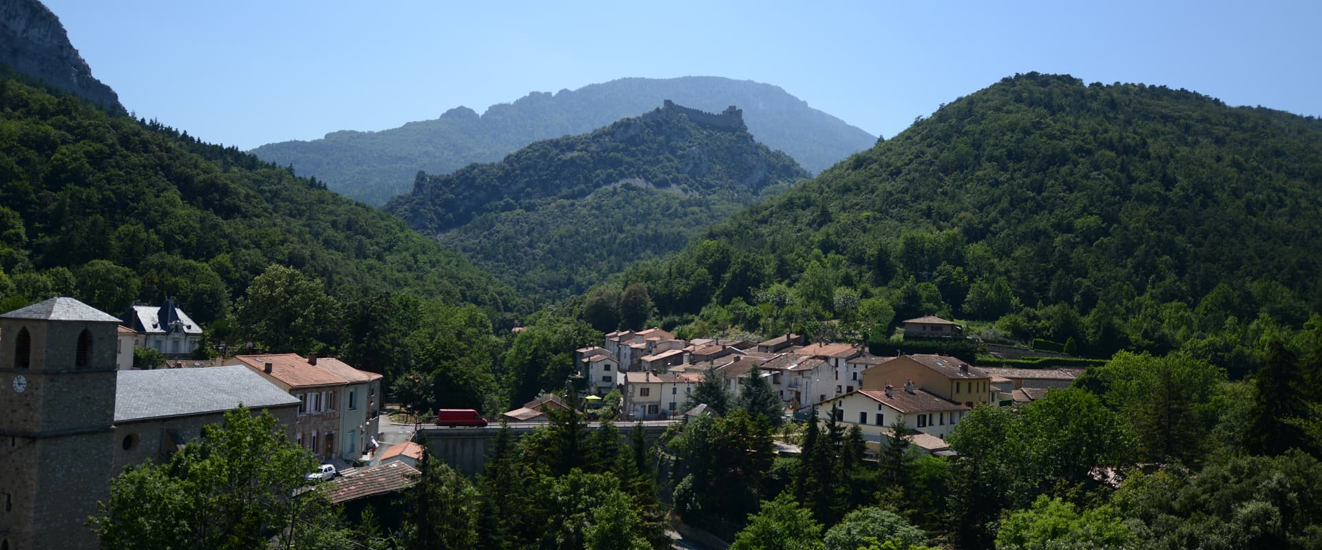 Le village de Lapradelle-Puilaurens et, au sommet de la montagne boisée, le château de Puilaurens (photographie : Philippe Contal, 2013)