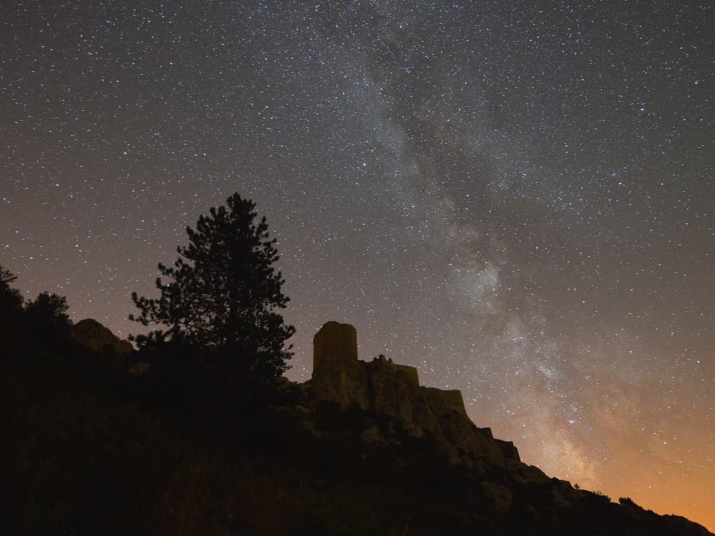 Le château cathare de Quéribus en vue nocturne avec la Voie lactée (Corbières, Aude ; photographie : Philippe Contal, 2013)