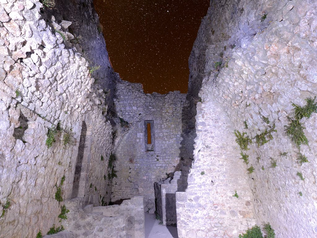 Intérieur de la chapelle Sainte-Marie-de-Peyrepertuse de nuit (photographie : Philippe Contal, 2013)