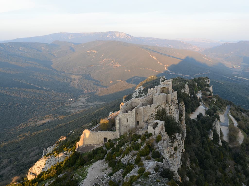 Vue depuis le haut du château de Peyrepertuse peu avant le coucher du soleil (photographie : Philippe Contal, 2014)