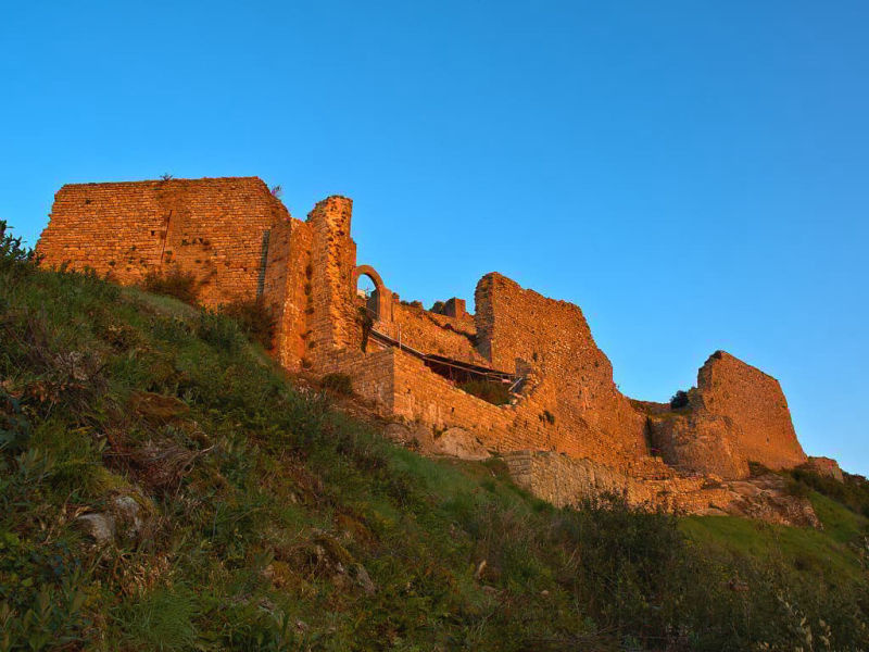 Le premiers rayons du soleil réchauffent les pierres du château de Termes (Termenès, Corbières, Aude, Pays cathare ; photographie : Philippe Contal, 2014)