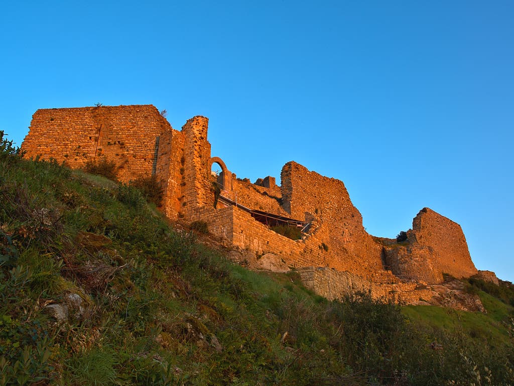 Le premiers rayons du soleil réchauffent les pierres du château de Termes (Termenès, Corbières, Aude, Pays cathare ; photographie : Philippe Contal, 2014)