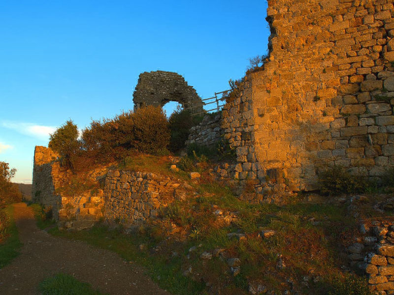 Lever du soleil sur les murs de la citadelle cathare de Termes (Termenès, Corbières, Aude, Pays cathare ; photographie : Philippe Contal, 2014)
