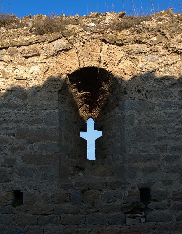 Vue intérieurs de la fenêtre cruciforme caractéristique de la chapelle du château de Termes (Termenès, Corbières, Aude, Pays cathare ; photographie : Philippe Contal, 2014)